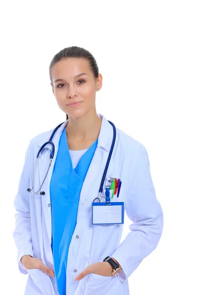 Schöne junge Frau im weißen Mantel posiert mit der Hand in der Tasche. — Stockfoto