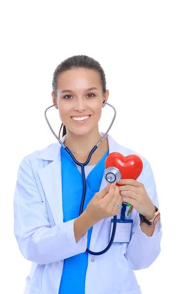 Un médecin avec stéthoscope examinant le cœur rouge, isolé sur blanc — Photo