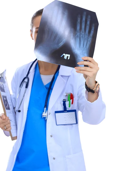 Mladá žena lékař při pohledu na rentgen obraz izolovaný na bílém pozadí — Stock fotografie