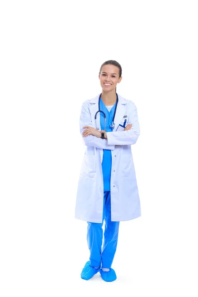 白い背景に独立した腕で立って聴診器を持つ女性医師 — ストック写真