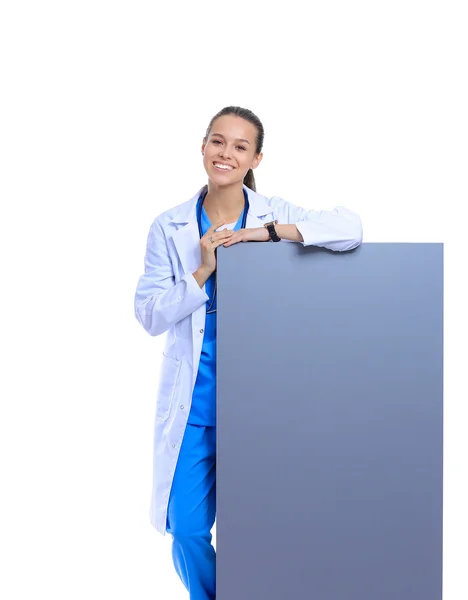 Una doctora con una cartelera en blanco. — Foto de Stock