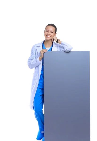 Uma médica com um cartaz em branco. — Fotografia de Stock