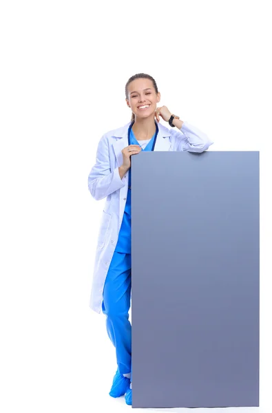 Une femme médecin avec un panneau blanc. — Photo