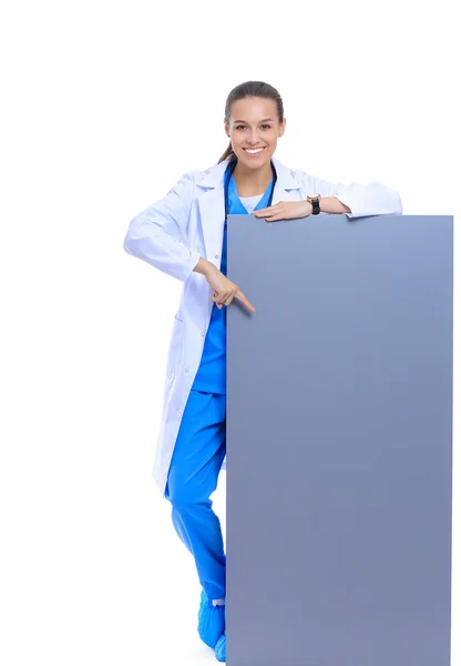 Een vrouwelijke arts met een leeg reclamebord. — Stockfoto