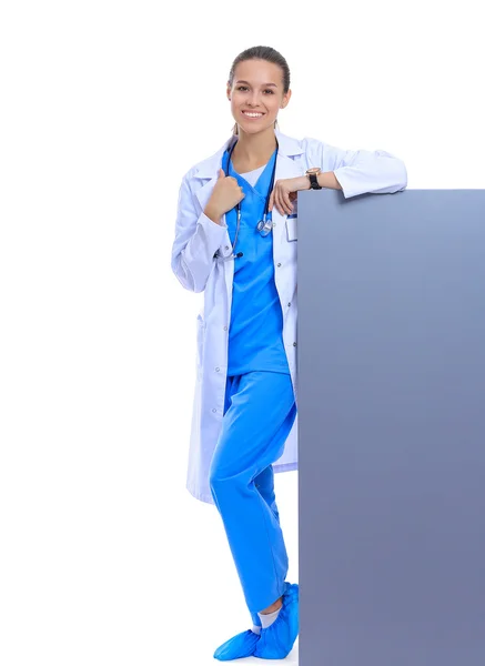 一个女医生，拿着一块空白的广告牌. — 图库照片