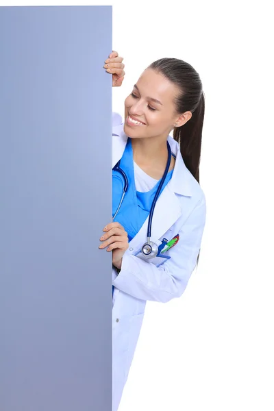 一个女医生，拿着一块空白的广告牌. — 图库照片