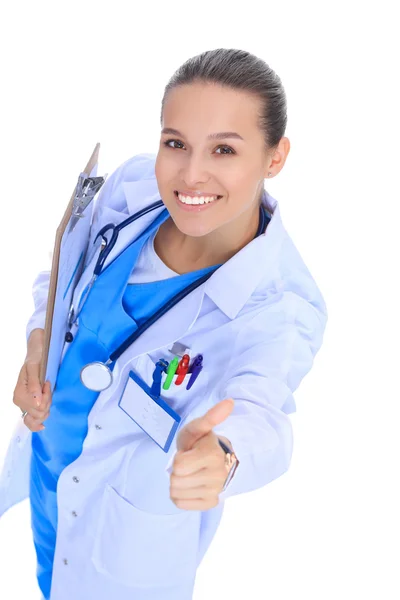 Steteskoplu gülümseyen doktor kadın beyaz arka planda izole edilmiş işaret el hareketi gösteriyor. — Stok fotoğraf