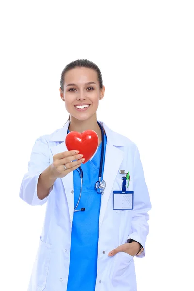 Pozytywne kobiety lekarz stojący ze stetoskopem i czerwony symbol serca izolowane — Zdjęcie stockowe