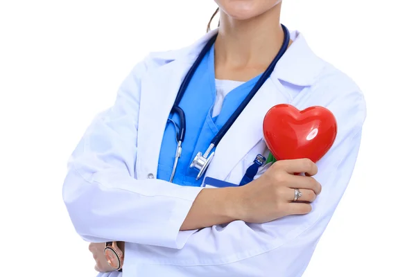 Positieve vrouwelijke arts staat met stethoscoop en rood hart symbool geïsoleerd — Stockfoto