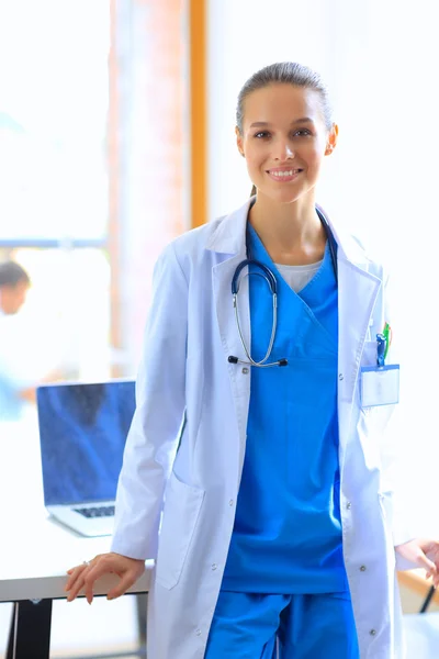 Woman doctor standing at hospital — Stock Photo, Image