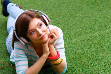 Kadın müzik dinliyor.