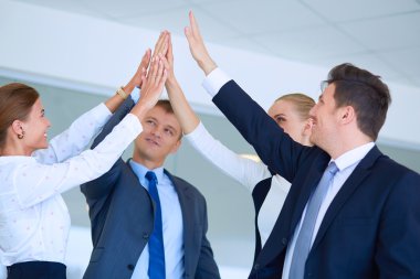 İş ekibi el ele tutuşuyor.