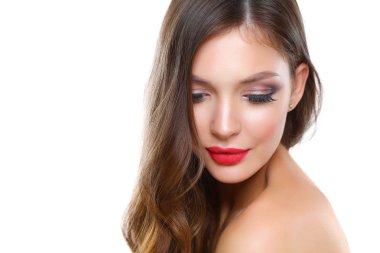 Güzel genç kadın portresi. Beyaz arka plan üzerinde izole