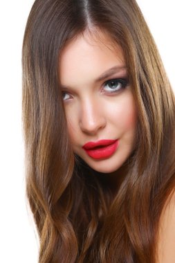 Güzel genç kadın portresi. Beyaz arka plan üzerinde izole