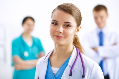 Tıp grubunun önünde çekici bir kadın doktor.