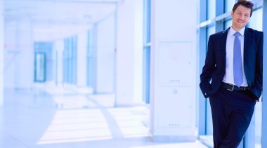 Ofisteki pencerenin yanında duran işadamının portresi