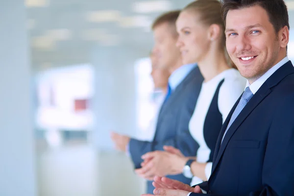 Lächelnde Geschäftsleute, die eine gute Präsentation im Büro beklatschen — Stockfoto