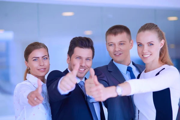 愉快的商业团队出现拇指在办公室 — 图库照片