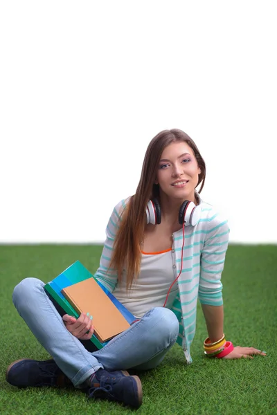 Femme livre de lecture se trouve sur l'herbe verte — Photo