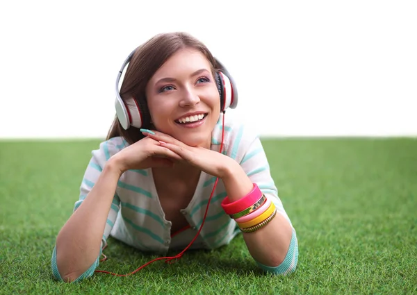 Vrouw die naar de muziek luistert — Stockfoto