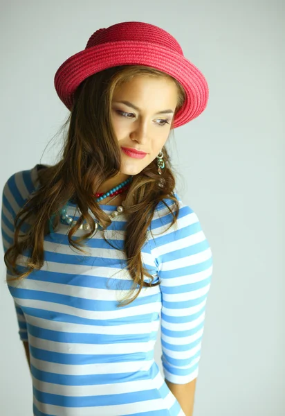 Portret van jonge mooie brunette vrouw in hoed — Stockfoto
