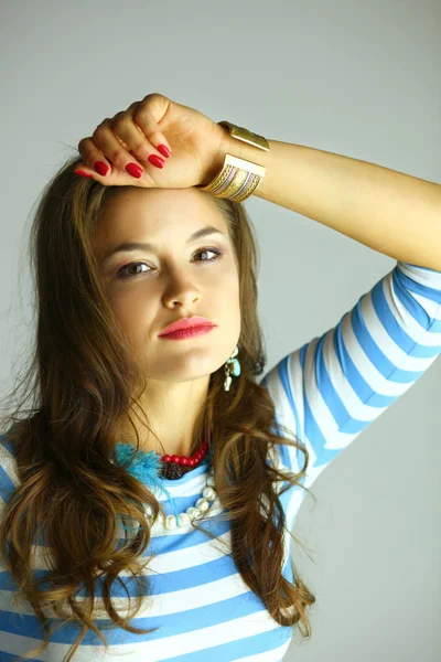 Retrato de jovem bela mulher morena — Fotografia de Stock