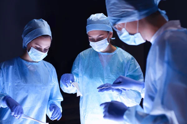 Cirujano de equipo en el quirófano — Foto de Stock