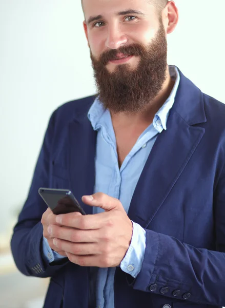 Affärsman eller chef står mot sitt skrivbord på kontoret — Stockfoto