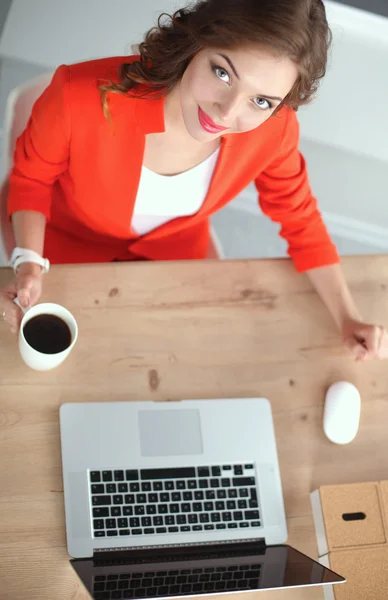 Belle femme assise au bureau, travaillant avec un ordinateur portable — Photo