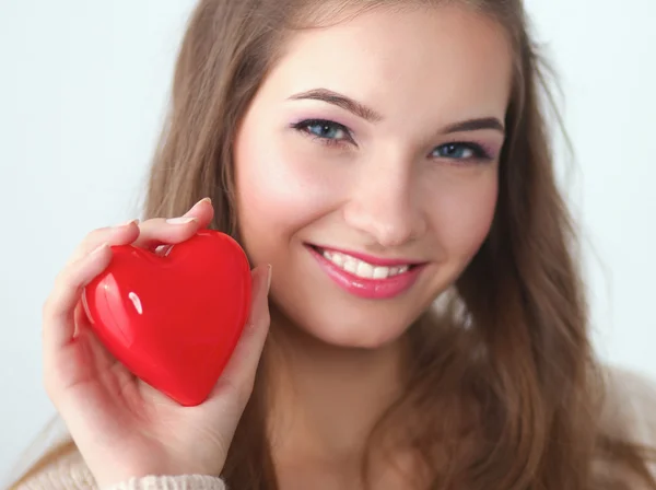 Bella donna tenere il cuore rosso . — Foto Stock