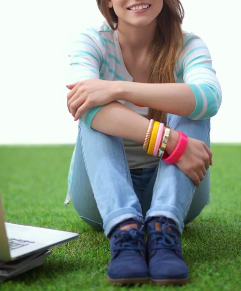 Woman reading book sits on the green grass — Stock Photo, Image