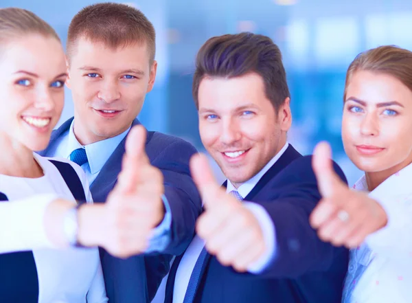 Equipe de negócios feliz mostrando polegares no escritório — Fotografia de Stock