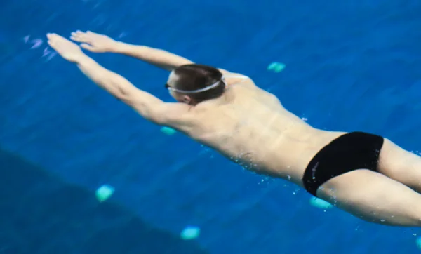 Homem nadador na piscina. Foto subaquática — Fotografia de Stock