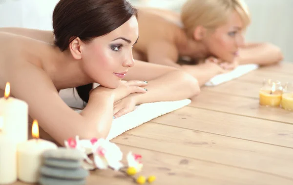 Due giovani belle donne rilassanti e godendo al centesimo spa — Foto Stock