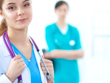 Tıp grubunun önünde çekici bir kadın doktor.