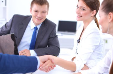 İş adamları el sıkışıyor, toplantıyı bitiriyor, ofiste.
