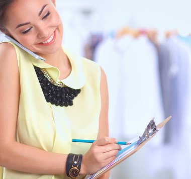 oldukça moda tasarımcısı çalışma cep telefonu kullanarak office