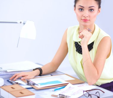 Stüdyoda çalışan modern genç moda tasarımcısı.