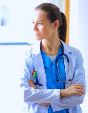 Kadın doktor hastanede duruyor.