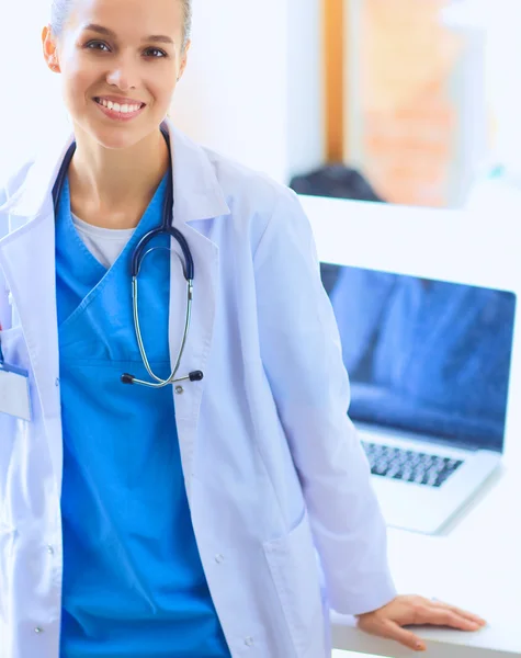 Woman doctor standing at hospital — Stock Photo, Image