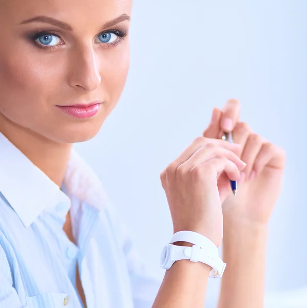 Attractive businesswoman sitting on a desk with laptop in the office — Stock Photo, Image