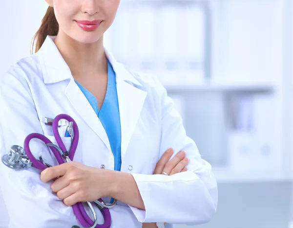 Portrait d'une jeune femme médecin heureuse et réussie tenant un stéthoscope — Photo