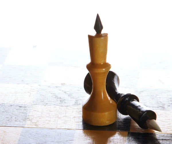 Échecs blancs et noirs sur le bureau en bois — Photo