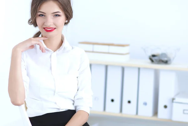 Glimlachende zakenvrouw praten over telefoon zitten op kantoor — Stockfoto