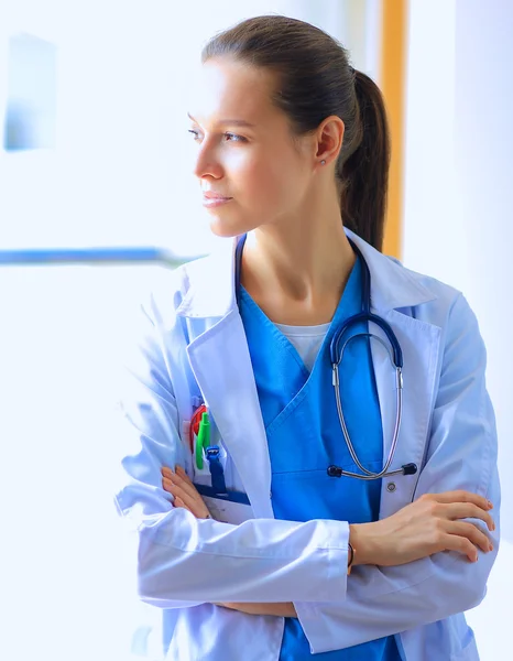 Mulher médico de pé no hospital — Fotografia de Stock