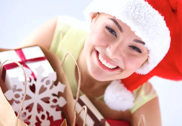 Chica feliz en el sombrero de santa celebración de una bolsa de compras con caja de regalo —  Fotos de Stock