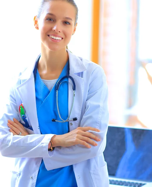 Vrouwelijke arts in het ziekenhuis — Stockfoto