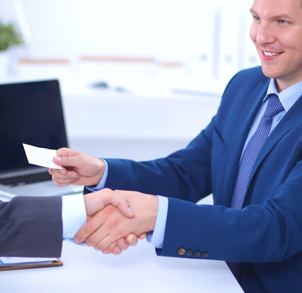 Gente de negocios dándose la mano, terminando una reunión — Foto de Stock