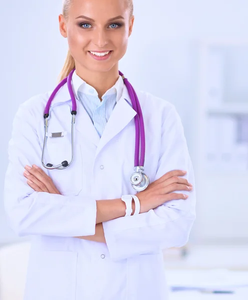 穿着白衣站在医院的年轻女医生的画像 — 图库照片