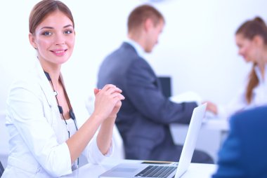 Güzel genç iş adamları arka planda tartışırken meslektaşları ile
